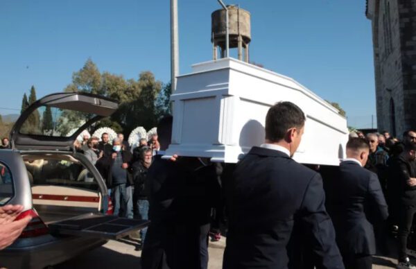 Κηδεία Μπάμπη Κούτσικου: Αυτή την ώρα το «τελευταίο αντίο» στον 31χρονο– Τα σπαρακτικά λόγια της μητέρας