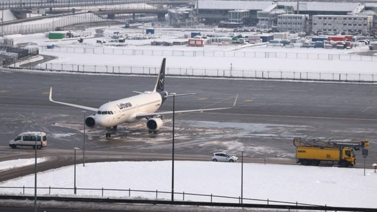 Σφοδρή χιονόπτωση και παγωμένη βροχή παραλύουν αεροπορικές - σιδηροδρομικές συγκοινωνίες σε Μόναχο- Φρανκφούρτη