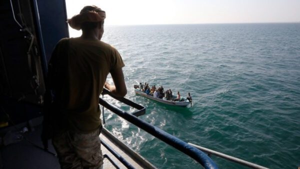 Μειώθηκε κατά 42% η κίνηση εμπορικών πλοίων μέσω της Διώρυγας του Σουέζ λόγω των επιθέσεων των Χούθι στην Ερυθρά Θάλασσα