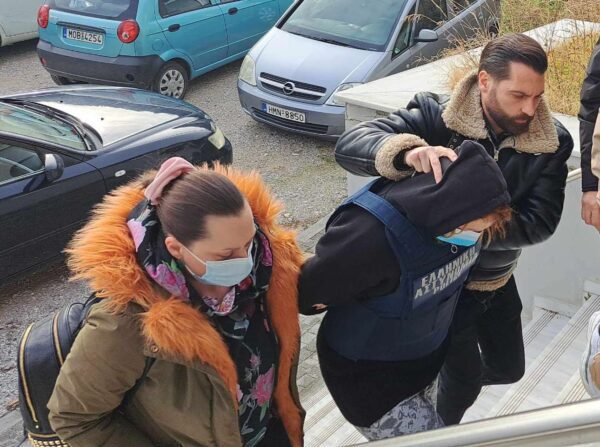 Βέροια: «Δεν είχα πρόθεση να σκοτώσω το παιδί μου» – Προθεσμία για να απολογηθεί έλαβε η 37χρονη μητέρα