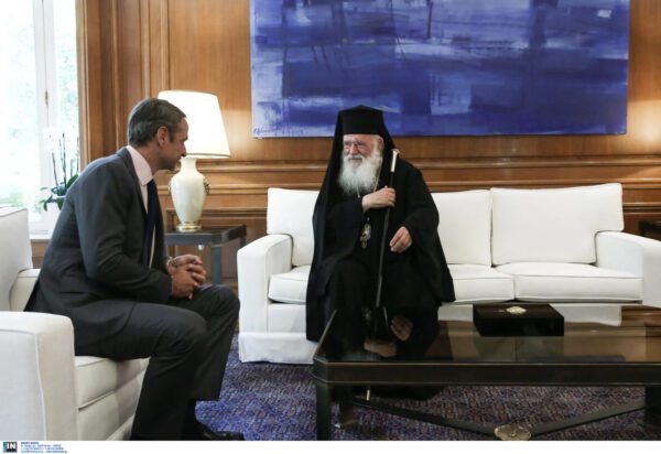 «Κραδασμοί» για τα ομόφυλα ζευγάρια: Οι γαλάζιες ενστάσεις και οι αντιρρήσεις της Εκκλησίας – Το παρασκήνιο και τα μηνύματα
