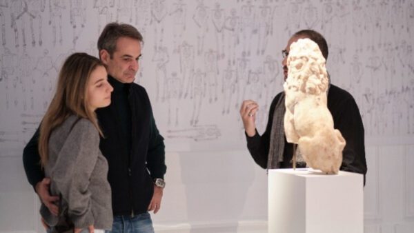 Στην έκθεση "Χαιρώνεια 2 Αυγούστου 338 πΧ" ο Κυρ. Μητσοτάκης, με την κόρη του Δάφνη