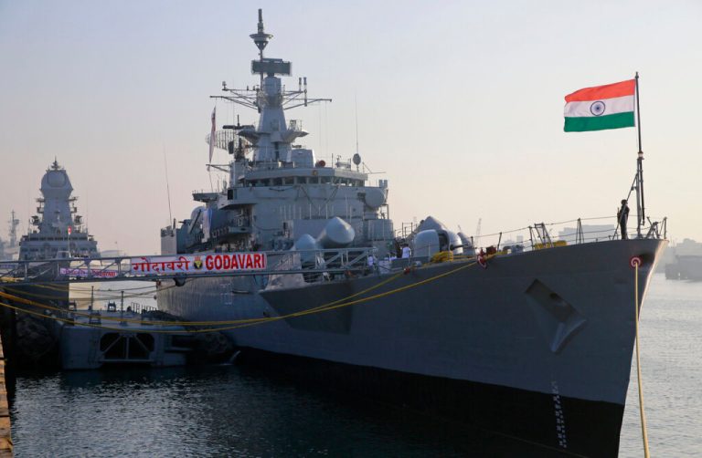 Ινδικό αντιτορπιλικό στην Αραβική Θάλασσα για να συνδράμει στην αντιμετώπιση πειρατείας