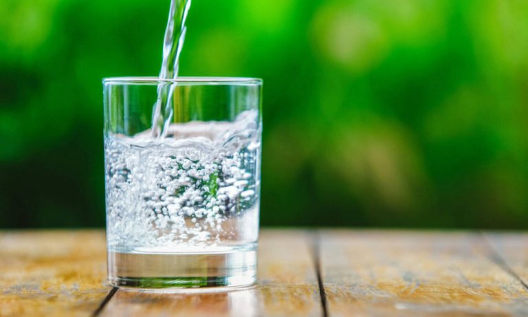 Το Νο1 σημάδι που δείχνει ότι δεν πίνετε αρκετό νερό – Πώς να καταλάβετε εάν είστε υπερυδατωμένοι