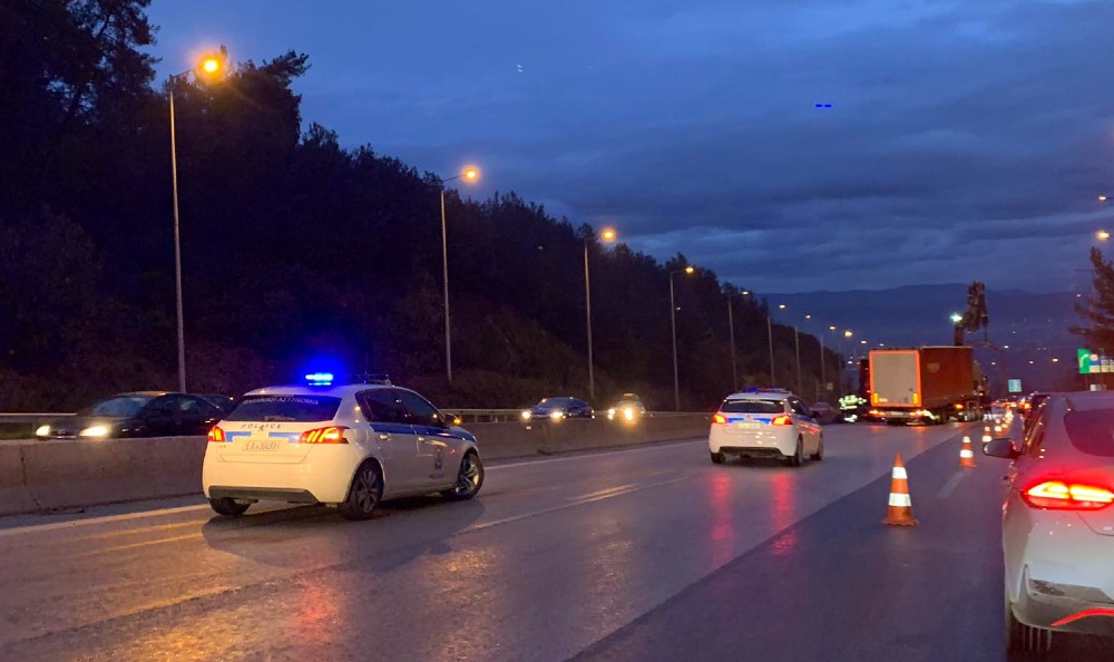Τροχαίο στη Θεσσαλονίκη: Νταλίκα δίπλωσε στο Δερβένι - Ζημιές σε τρία οχήματα