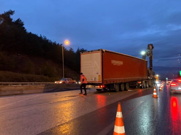 Τροχαίο στη Θεσσαλονίκη: Νταλίκα δίπλωσε στο Δερβένι - Ζημιές σε τρία οχήματα