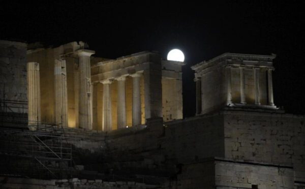 Σήμερα η πρώτη πανσέληνος του 2024 – Γιατί ονομάζεται «φεγγάρι του λύκου»
