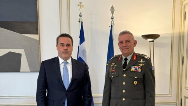 Στ. Παπασταύρου προς τον απερχόμενο αρχηγό ΓΕΕΘΑ Κ. Φλώρο: «Το όνομά σας εμπνέει αναγνώριση και σεβασμό σε όλους, συμμάχους και μη, και αυτό θα σας συνοδεύει πάντα ως παρακαταθήκη».