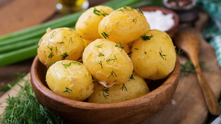 Πώς να ξεφλουδίσετε τις πατάτες χωρίς κόπο