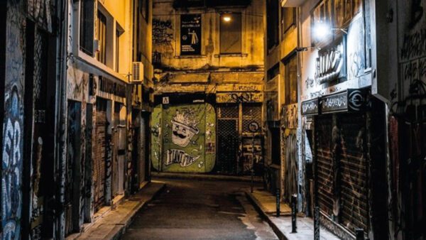 Η ενδοοικογενειακή βία και ο κόσμος των αστέγων: «Φελιτσιτά», το καινούργιο μυθιστόρημα της Μάρως Δούκα
