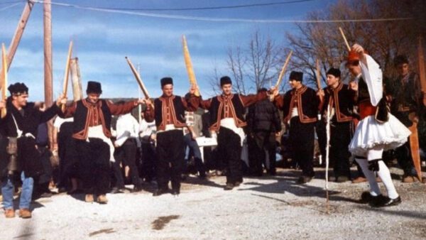 Οι Φωταροί έρχονται τα Θεοφάνια στο Παλαιόκαστρο με κάλαντα και χορούς