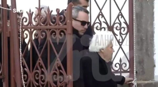 Νίκος Ρόκκος: Θρήνος στο τελευταίο «αντίο» – Τραγική φιγούρα η μητέρα του