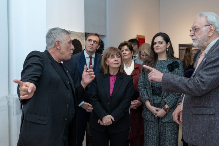 Κατ. Σακελλαροπούλου: Εγκαινίασε την έκθεση τέχνης «Όλοι εδώ. 50 χρόνια Δημοκρατία»