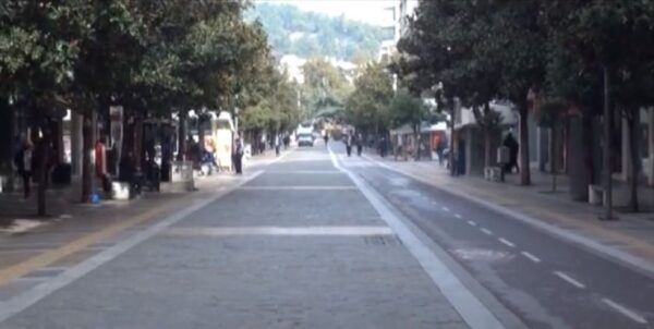 Κλειστά σήμερα τα εμπορικά καταστήματα - Από 8 Ιανουαρίου ξεκινούν οι χειμερινές εκπτώσεις