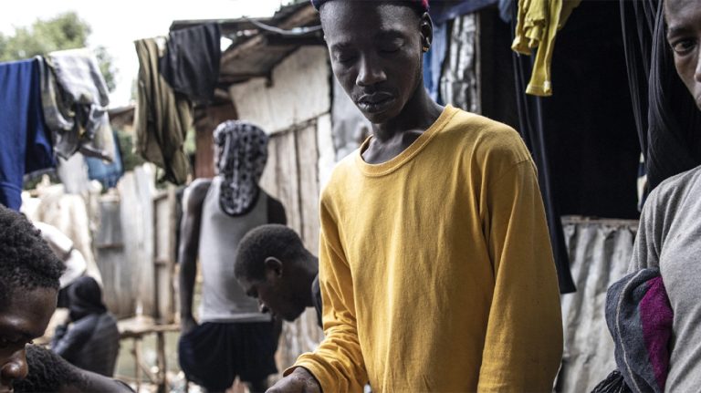 Σιέρα Λεόνε: Ναρκωτικό με θραύσματα ανθρωπίνων οστών κάνει «ζόμπι» τους χρήστες του