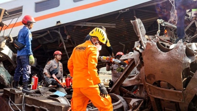 3 νεκροί, 28 τραυματίες στη σύγκρουση δύο τρένων στην Ινδονησία