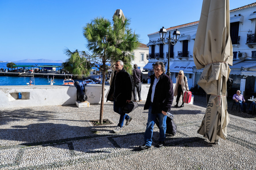 ΚΟ ΣΥΡΙΖΑ στις Σπέτσες: Χαλαρή ατμόσφαιρα γύρω από το τζάκι και πεντάλεπτα διαλείμματα – Τα παραλειπόμενα, οι ζυμώσεις και οι απουσίες