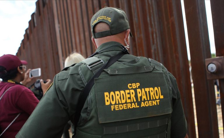 ΗΠΑ: Ρεκόρ παράνομων αφίξεων - Αντάρτικο του Τέξας στον Μπάιντεν, φυλάει μόνο του τα σύνορα