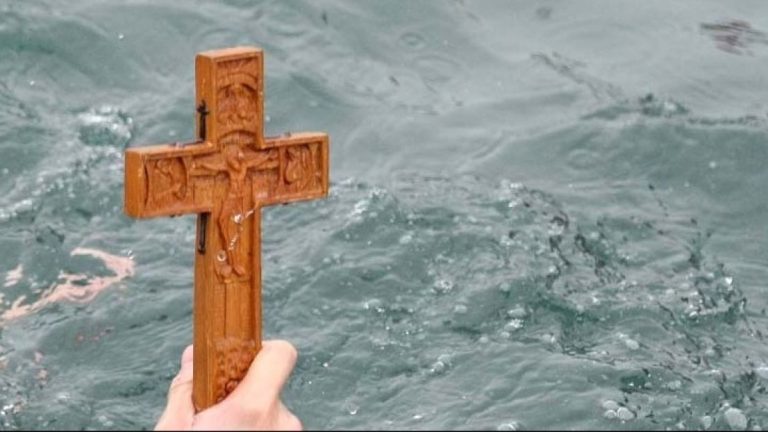 Θεοφάνια, Επιφάνεια ή Φώτα: Τι γιορτάζει η εκκλησία μας, γιατί ρίχνουμε το σταυρό στο νερό
