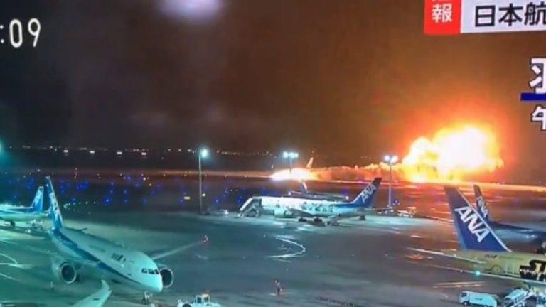 Διασώθηκαν οι 379 επιβαίνοντες του αεροσκάφους που πήρε φωτιά σε αεροδρόμιο στο Τόκιο- video