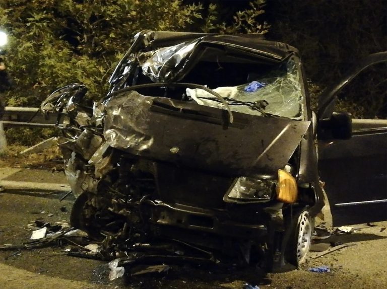 Τραγωδία στη Θεσσαλονίκη: Ένας νεκρός σε τροχαίο – Το όχημά του καρφώθηκε σε πινακίδα, δέντρα και κολώνα