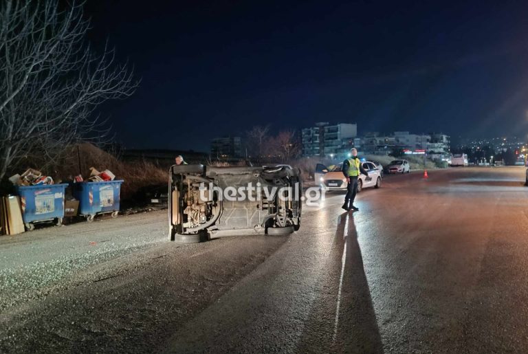 Θεσσαλονίκη: Αυτοκίνητο έπεσε σε παρκαρισμένο και τούμπαρε στον δρόμο – Ένας τραυματίας (φωτο)