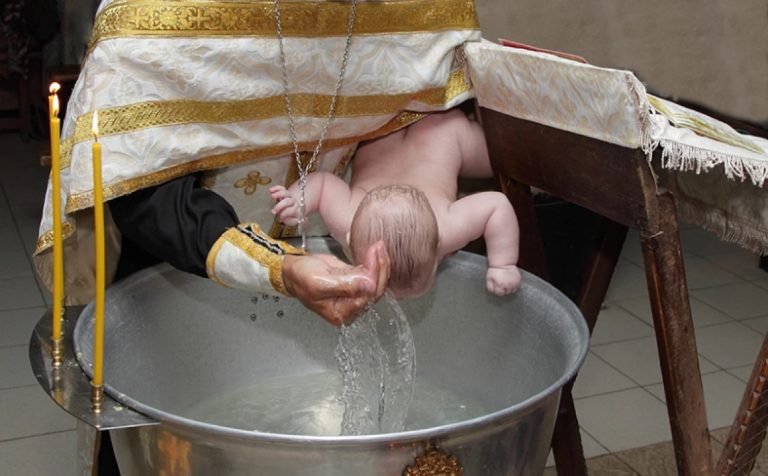 Βάφτιση παιδιών ομόφυλων: Το ζήτημα που άφησε αναπάντητο η Ιερά Σύνοδος – Διχογνωμία μεταξύ των Μητροπολιτών