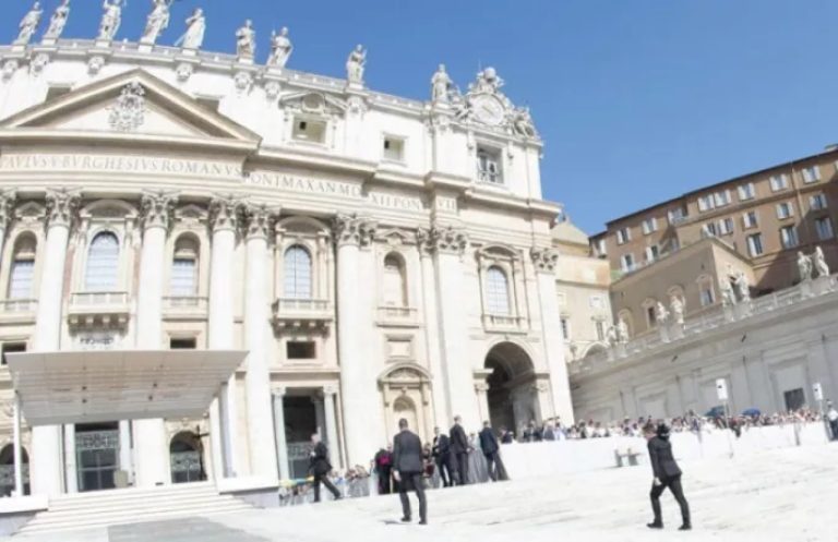 Συναγερμός στην Ιταλία: Συνελήφθη άνδρας που επιχείρησε να μπει στην πλατεία του Αγίου Πέτρου με μαχαίρι