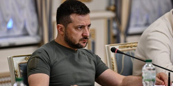 Αναγκάστηκε να υποχωρήσει ο Ζελένσκι και να μην αποπέμψει τον επικεφαλής των ενόπλων δυνάμεων Ζαλούζνι