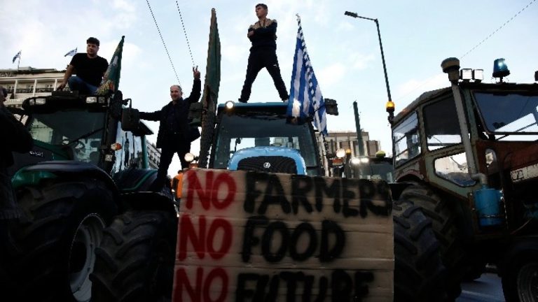«Αγώνας για να μείνουμε στη γη μας» – Τα τρακτέρ μπροστά στη Βουλή και έτοιμοι για το αγροτικό συλλαλητήριο