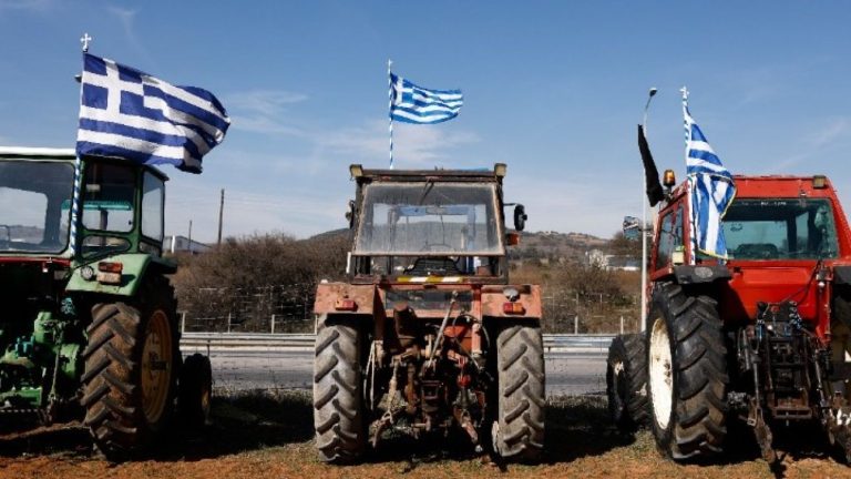 Αγρότες απέκλεισαν το Τελωνείο Καστοριάς και το κτίριο της Περιφέρειας Δυτ. Μακεδονίας