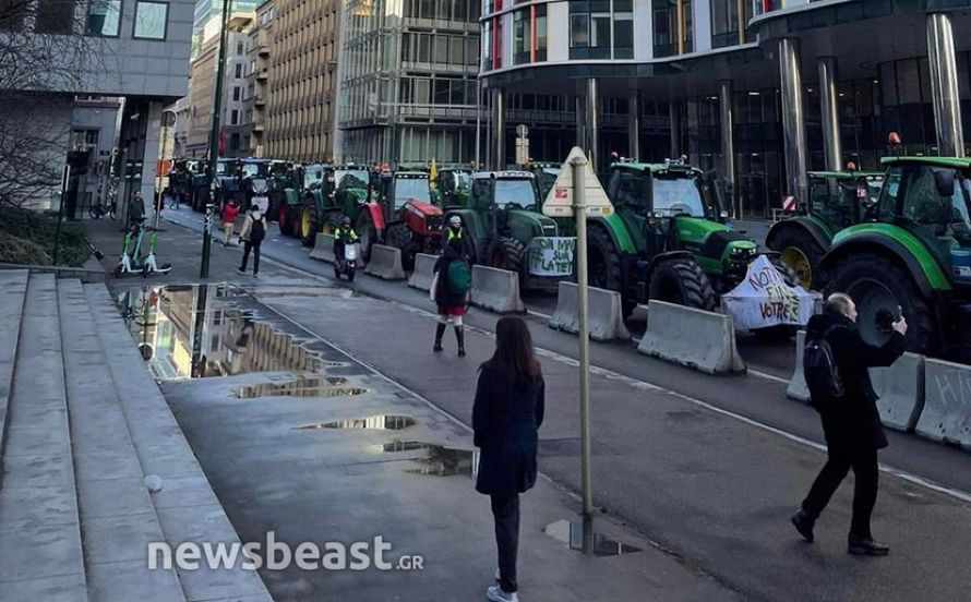 Αγρότες εκτοξεύουν αυγά και πέτρες εναντίον του κτιρίου του Ευρωκοινοβουλίου – Οργή στις Βρυξέλλες