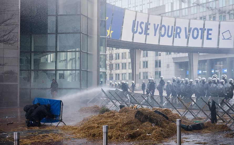 Αγρότες εκτοξεύουν αυγά και πέτρες εναντίον του κτιρίου του Ευρωκοινοβουλίου – Οργή στις Βρυξέλλες