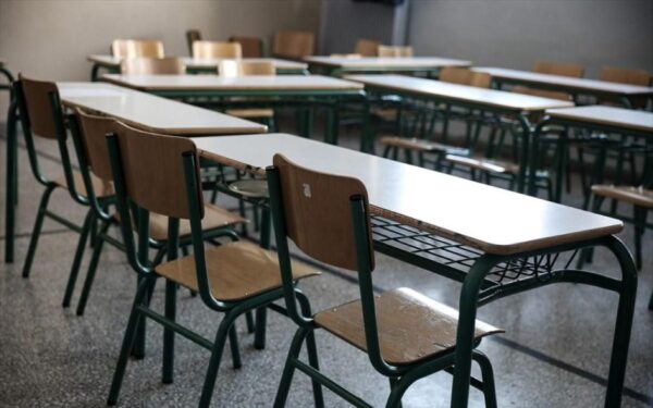Καλύβια: Πατέρας μαθητή επιτέθηκε σε καθηγήτρια Γυμνασίου η οποία έβγαλε εκτός αίθουσας τον γιο του