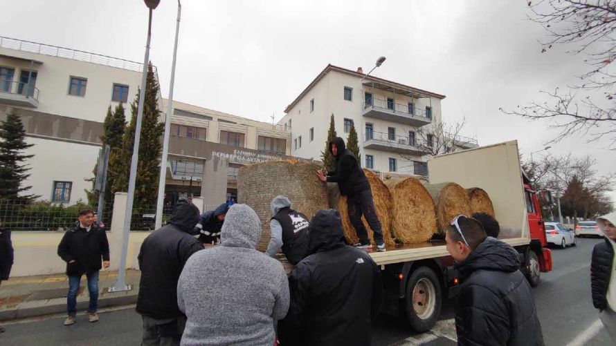  Αγρότες πέταξαν άχυρα έξω από το κτήριο της Περιφέρειας Δυτικής Μακεδονίας (video) 