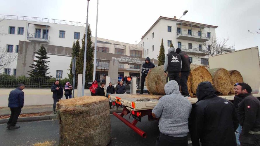  Αγρότες πέταξαν άχυρα έξω από το κτήριο της Περιφέρειας Δυτικής Μακεδονίας (video) 