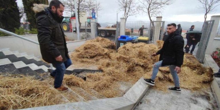 Αγρότες πέταξαν άχυρα έξω από το κτήριο της Περιφέρειας Δυτικής Μακεδονίας (video)
