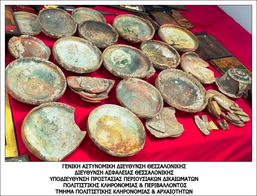  Θεσσαλονίκη: 70χρονη έκρυβε γιαταγάνι, καριοφίλια και δεκάδες κεραμικά από την Ελληνιστική και Βυζαντινή περίοδο (φωτο) 