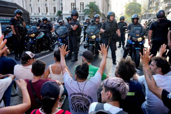 Αργεντινή: Θύελλα αντιδράσεων από την αντιπολίτευση και τα συνδικάτα για τις ριζικές μεταρρυθμίσεις που προωθεί η κυβέρνηση