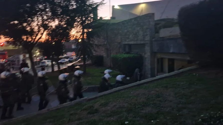 
Εκκενώθηκε η κατάληψη στο ΑΠΘ μετά από αστυνομική επιχείρηση - Δείτε βίντεο και φωτογραφίες
