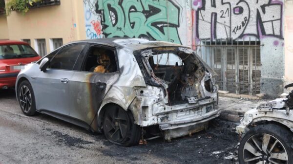 Εξάρχεια: Μπαράζ εμπρησμών σε αυτοκίνητα - Δείτε βίντεο
