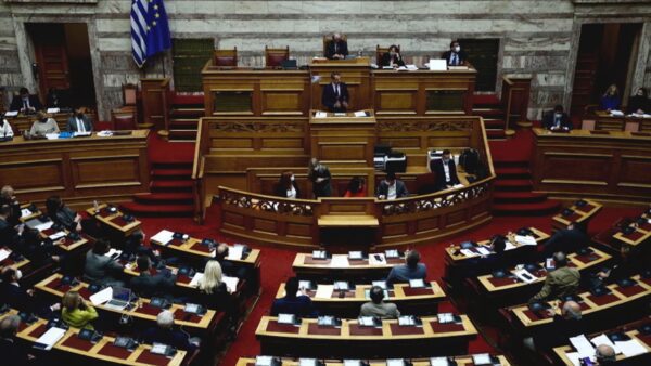 Νομοσχέδιο για τα ομόφυλα ζευγάρια: Όσοι καταψήφισαν και οι απόντες