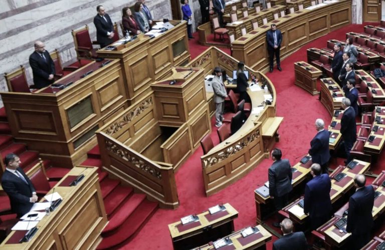 Επετειακή αναφορά και ενός λεπτού σιγή από τη Βουλή των Ελλήνων στη μνήμη των θυμάτων του τραγικού δυστυχήματος των Τεμπών