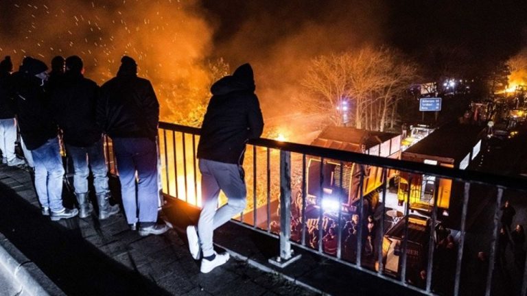 Διαδηλώσεις αγροτών στην Ολλανδία με αποκλεισμούς δρόμων και φωτιές