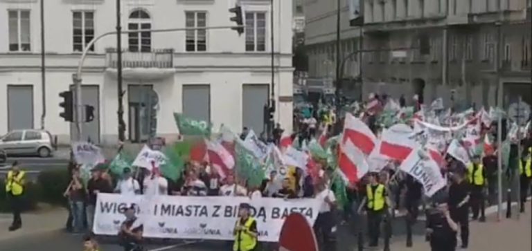 Οι αγρότες διαδηλώνουν στη Βαρσοβία εναντίον των πολιτικών της ΕΕ