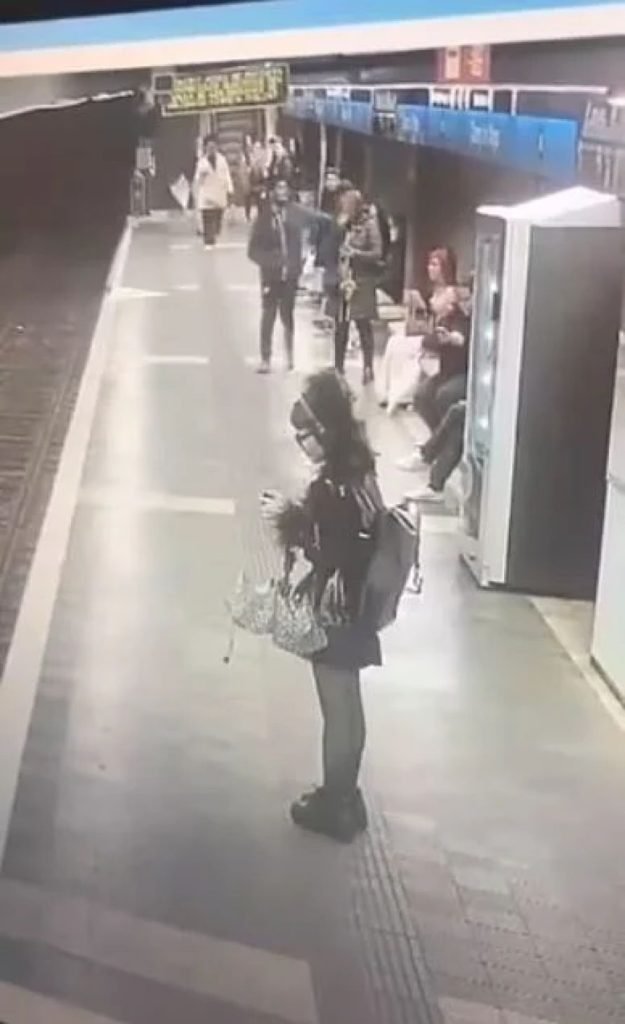 Βαρκελώνη: Άγρια επίθεση άνδρα σε ανυποψίαστες γυναίκες στο μετρό – Συγκλονιστικές εικόνες