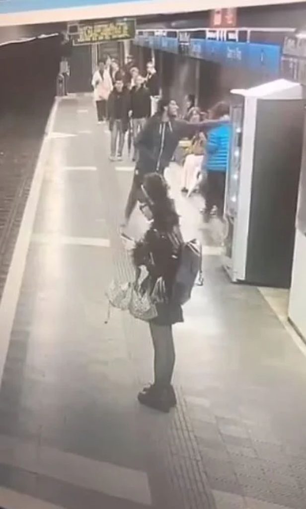 Βαρκελώνη: Άγρια επίθεση άνδρα σε ανυποψίαστες γυναίκες στο μετρό – Συγκλονιστικές εικόνες