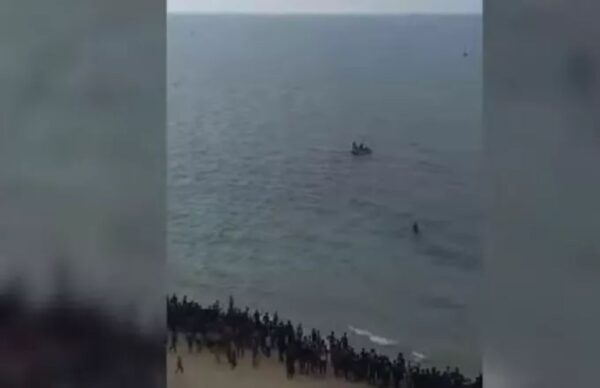 Συγκλονιστικές εικόνες απελπισμένων Παλαιστίνιων να πέφτουν στη θάλασσα για να πάρουν την ανθρωπιστική βοήθεια - Δείτε βίντεο