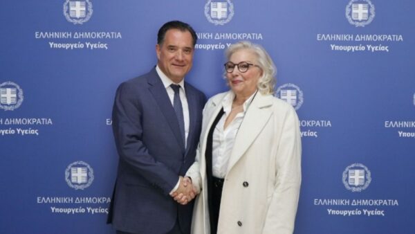 Συνάντηση του υπουργού Υγείας με την πρώτη ασθενή που της συνταγογραφήθηκε σκεύασμα φαρμακευτικής κάνναβης