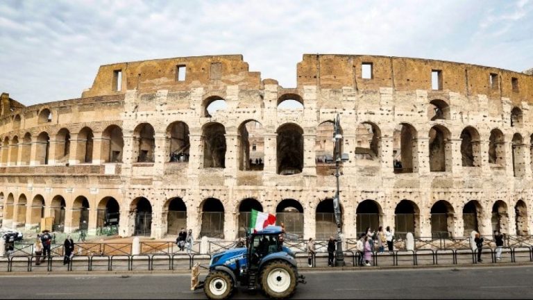 Ιταλία: Τέσσερα τρακτέρ έφτασαν στην Ρώμη, το βράδυ πορεία στον περιφερειακό δρόμο έξω από την ιταλική πρωτεύουσα